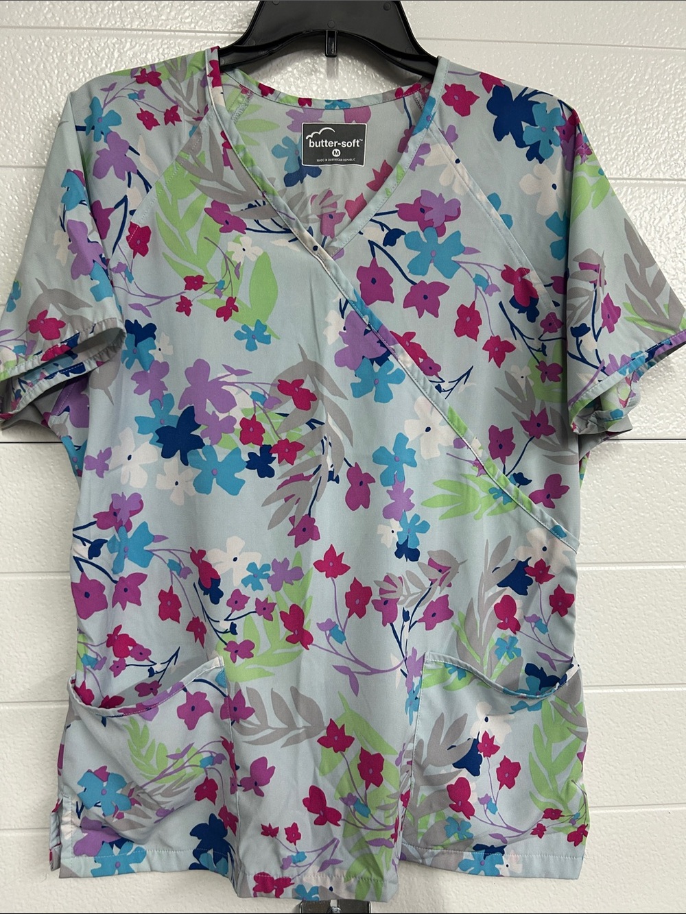 butter-soft Floral Print Women's Scrub Top - Light Gray with Pink & Blue Flowers